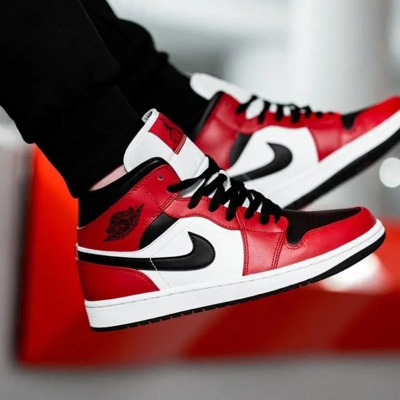 Giày Nike Air Jordan 1 Mid 'Chicago Black Toe'