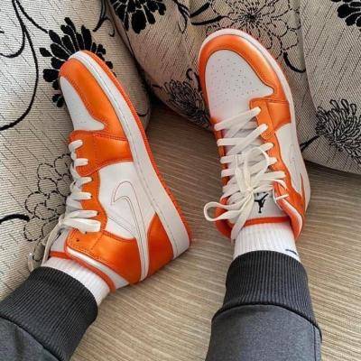 Giầy Nike Air Jordan 1 Mid SE 'White Orange' (GS)