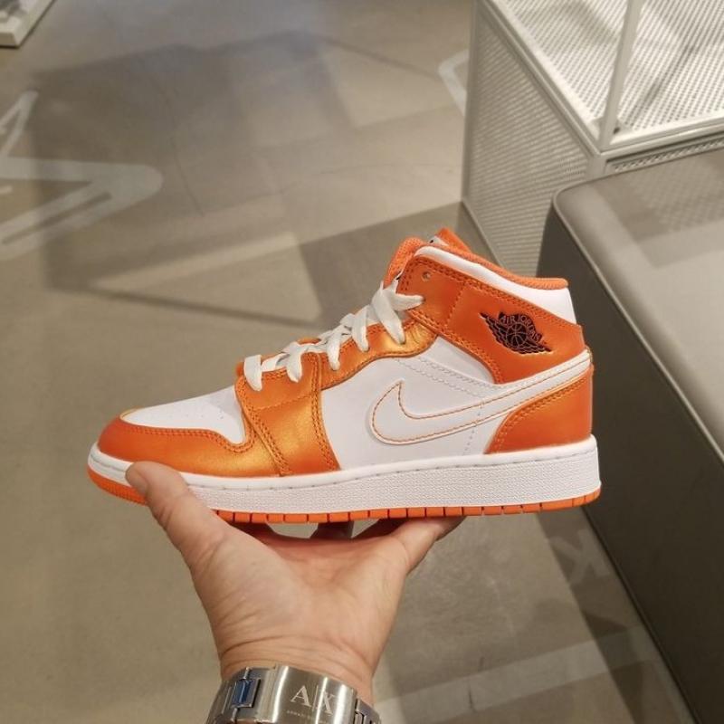 Giầy Nike Air Jordan 1 Mid SE 'White Orange' (GS)